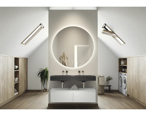 Koupelna s dvojitým umyvadlem, kulatým zrcadlem s osvětlením a střešními okny