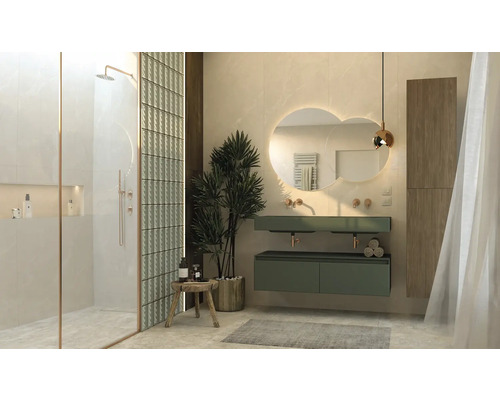 Světlá koupelna se sprchou, umyvadlem a zrcadlem