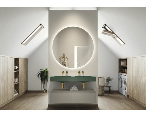 Světlá koupelna v podkroví s kulatým zrcadlem, umyvadlem a střešními okny