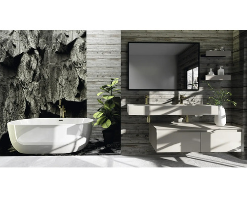 Koupelna s vanou, umyvadlem, zrcadlem a rustikální dekorací stěn