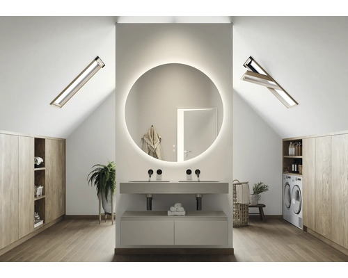 Moderní podkrovní koupelna s kulatými zrcadly, umyvadlem, úložnými skříňkami a pračkou