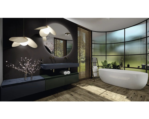 Světlá koupelna s volně stojící vanou, umyvadlem a velkým zrcadlem