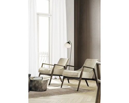 Obývací pokoj se dvěma křesly, konferenčním stolkem a stojací lampou