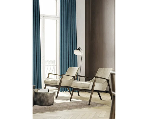 Obývací pokoj se závěsy, dvěma křesly a stojací lampou