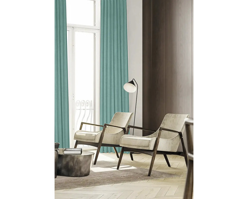 Obývací pokoj se závěsy, křesly a stojací lampou