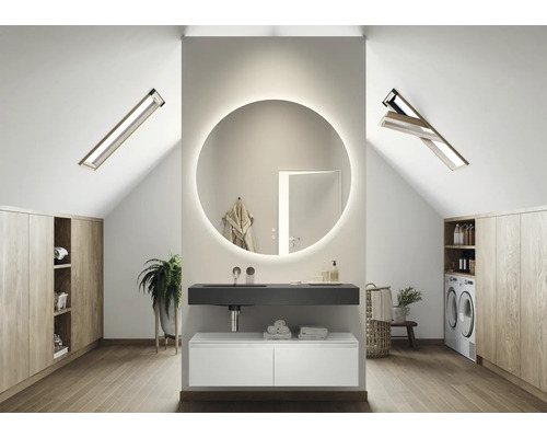 Světlá koupelna v podkroví s umyvadlem, zrcadlem, vestavěnými skříněmi a střešními okny