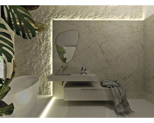 Moderní koupelna s vanou, skříňkou pod umyvadlo, zrcadlem a obkladem stěn s přírodním kamenem.