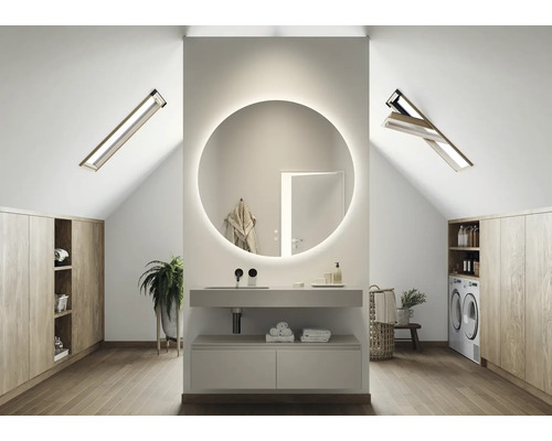 Podkrovní koupelna s kulatým zrcadlem, umyvadlem a střešními okny