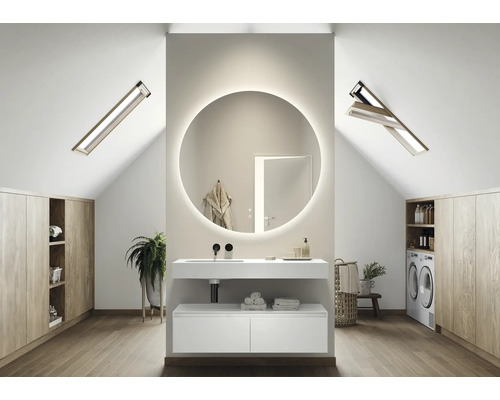 Moderní koupelna v podkroví s umyvadlem, zrcadlem a pračkou