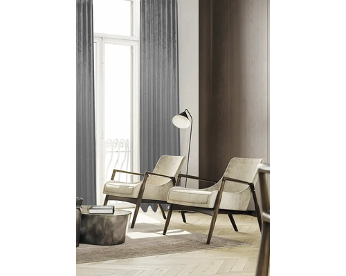 Obývací pokoj se dvěma křesly, stojací lampou a závěsy