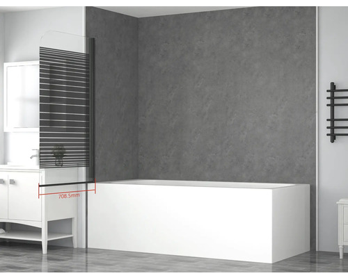 Koupelna s vanou a vanovou zástěnou s pruhovaným vzorem