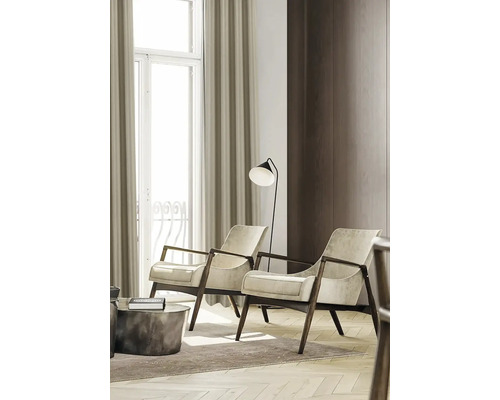 Obývací pokoj se dvěma křesly, stojací lampou a závěsy