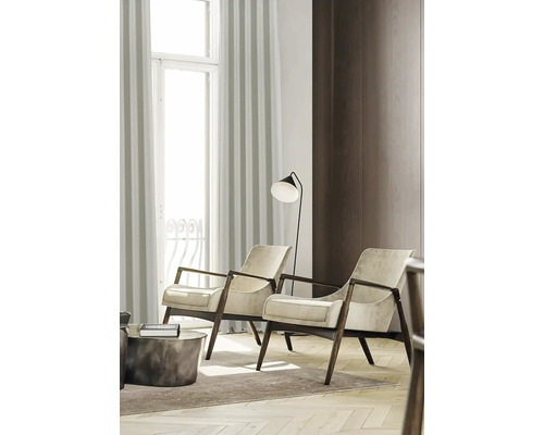 Dvě křesla s dřevěným rámem v jasném obývacím pokoji.