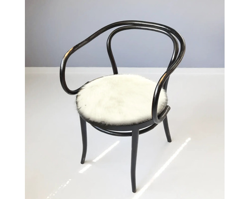 Dřevěná židle s umělou kožešinovou sedačkou