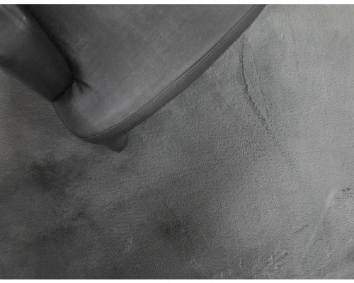 Detailní pohled na křeslo na koberci