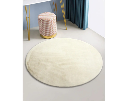 Kulatý koberec v místnosti se stoličkou a stolem
