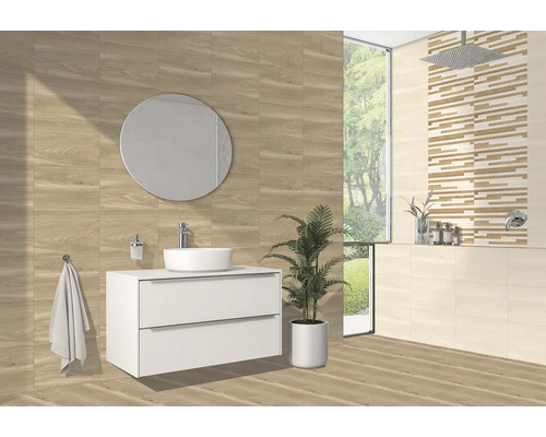 Moderní koupelna s dřevěnými obklady, umyvadlovou skříňkou, zrcadlem a sprchou.