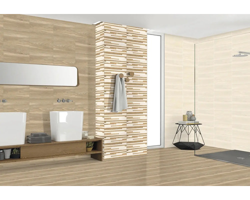 Světlá koupelna s dřevěnými dlaždicemi, umyvadly a sprchou.