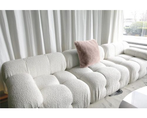 Bílá modulární pohovka z buklé s polštářem