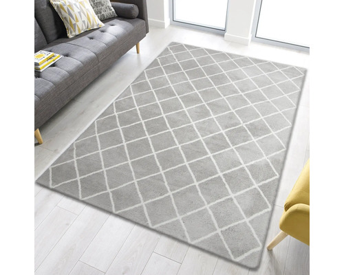 Šedý koberec s kosočtvercovým vzorem v obývacím pokoji