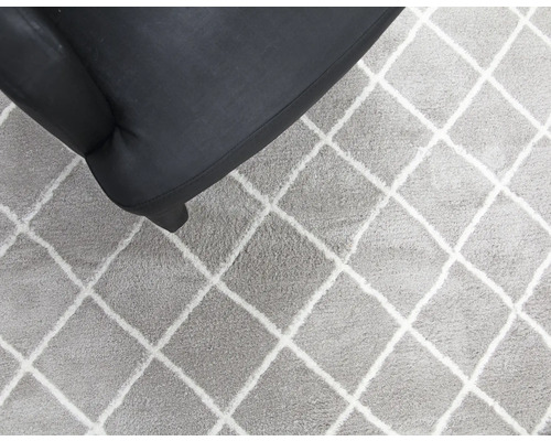 Koberec s kosočtvercovým vzorem vedle křesla