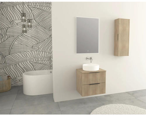 Koupelna s vanou, umyvadlem se zrcadlem a závěsnou skříňkou