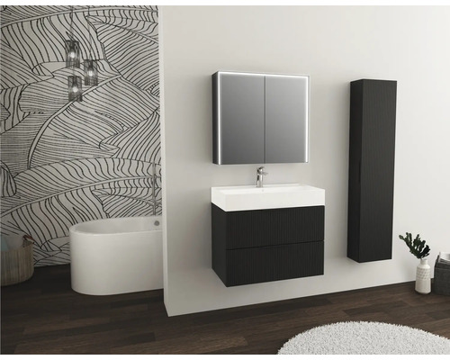 Koupelna s umyvadlem, zrcadlovou skříňkou, vysokou skříňkou, vanou a dekorací v moderním stylu