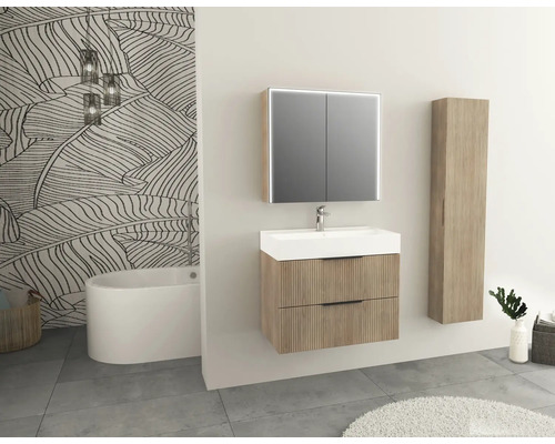 Moderní koupelna s umyvadlem, zrcadlová skříňka s osvětlením a vysoká skříňka