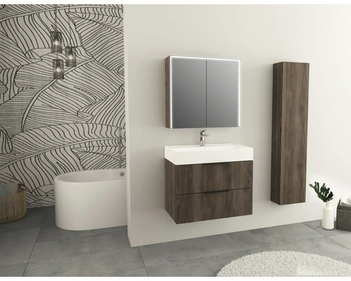 Koupelna s umyvadlovou skříňkou, zrcadlovou skříňkou, vysokou skříňkou a vanou