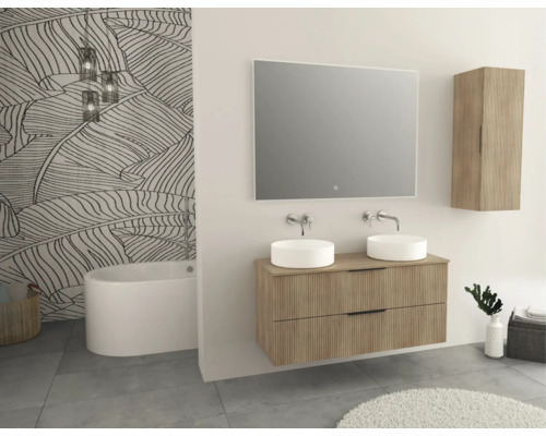 Moderní koupelna s umyvadlem, dvěma umyvadlovými mísami, zrcadlovou skříňkou a vanou.