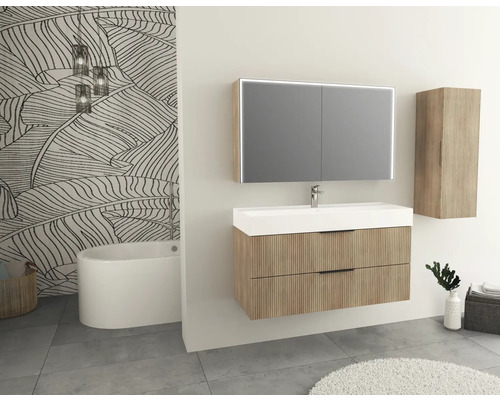 Koupelna s umyvadlem, zrcadlem, spodní skříňkou a vysokou skříňkou