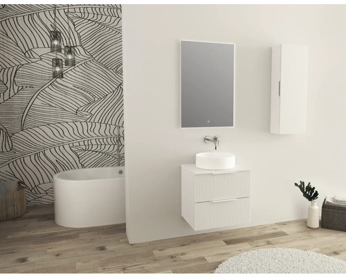 Koupelna se skříňkou pod umyvadlo, zrcadlem a vysokou skříňkou ve světlém designu