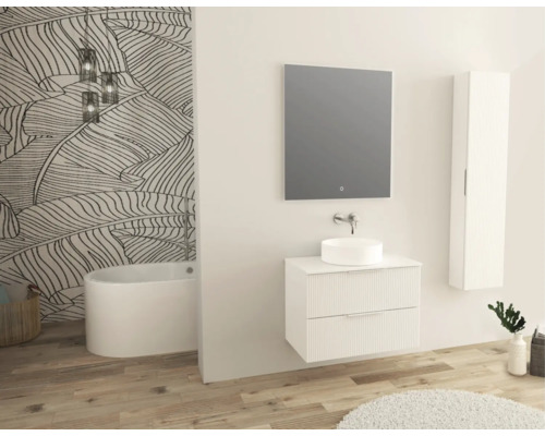 Moderní koupelna s volně stojící vanou, skříňkou pod umyvadlo, umyvadlem na desku, zrcadlovou skříňkou a vysokou skříňkou