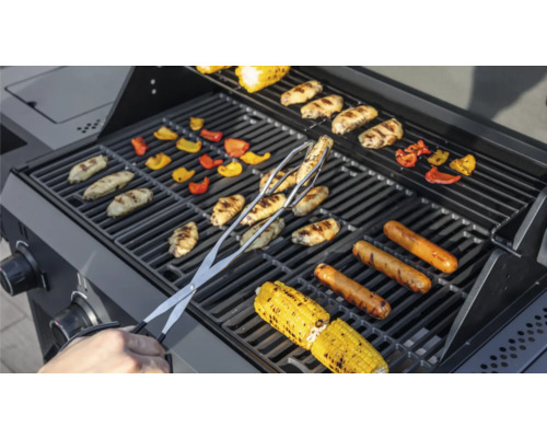 Gril s klobásami, zeleninou a grilovacími kleštěmi