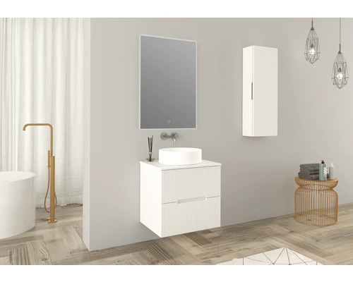 Moderní koupelna s umyvadlem, zrcadlem, závěsnou skříňkou a dekorativními prvky pro stylové prostředí