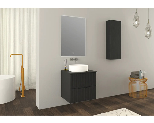 Moderní koupelna s umyvadlovou skříňkou, zrcadlem, vysokou skříní a vanou