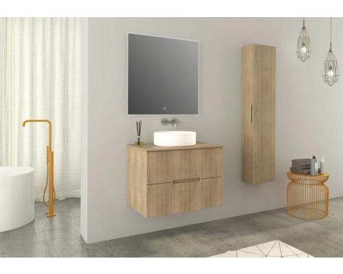 Koupelna s umyvadlovou skříňkou, zrcadlem, vysokou skříní a vanou