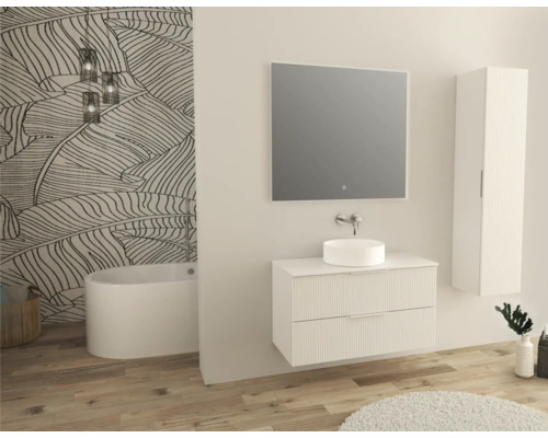 Koupelna s vanou, umyvadlem, zrcadlem a vysokou skříňkou