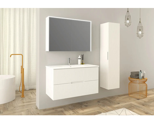 Koupelna s umyvadlovou skříňkou, zrcadlovou skříňkou, vysokou skříňkou a vanou