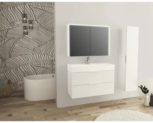 Světlá koupelna s umyvadlem, zrcadlová skříňka s osvětlením a vysoká skříňka