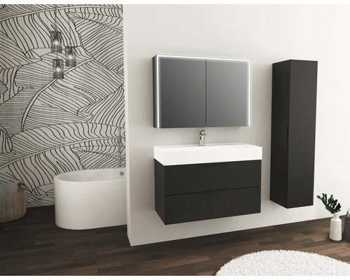 Koupelna s umyvadlem, zrcadlovou skříňkou, vysokou skříňkou, vanou a dekorací