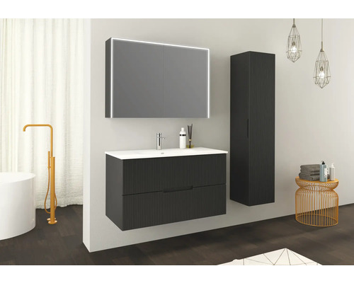 Koupelna s umyvadlovou skříňkou, zrcadlovou skříňkou s osvětlením a vysokou skříňkou