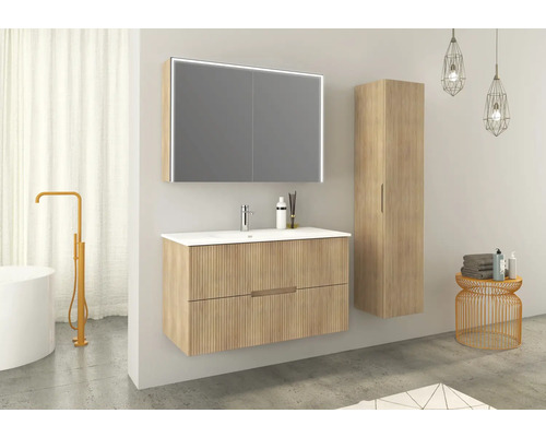 Moderní koupelna s umyvadlovou skříňkou, zrcadlovou skříňkou s osvětlením a vysokou skříňkou