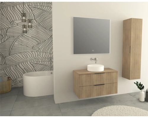 Koupelna s umyvadlem, zrcadlem, vysokou skříní a vanou