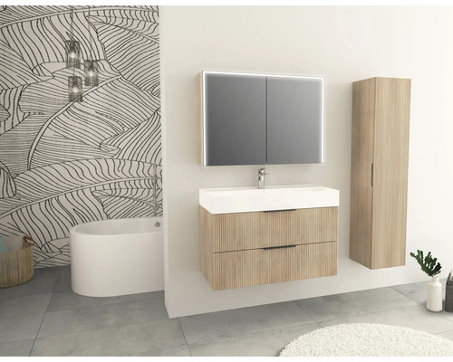 Koupelna s umyvadlovou skříňkou, zrcadlovou skříňkou, vysokou skříňkou a vanou.