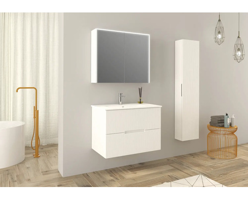 Koupelna s umyvadlovou skříňkou, zrcadlová skříňka s osvětlením a vysoká skříň