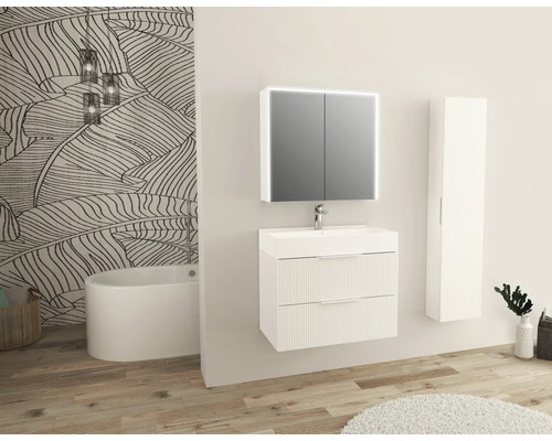 Koupelna s umyvadlovou skříňkou, zrcadlovou skříňkou, vysokou skříňkou, vanou a vzorovanou tapetou