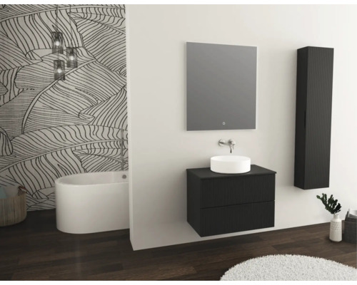 Moderní koupelna s umyvadlem, zrcadlem, spodní skříňkou a vysokou skříňkou