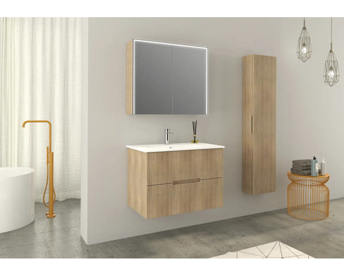 Koupelna s umyvadlovou skříňkou, zrcadlovou skříňkou s osvětlením a vysokou skříňkou v moderním stylu