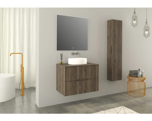 Interiér koupelny s umyvadlem, zrcadlem, umyvadlovou mísou a vysokou skříní